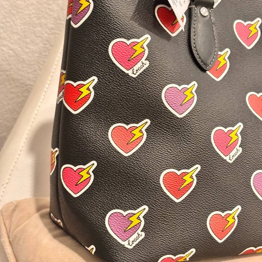 COACH Gallery Tote Bag with Heart Bolt Print (model number CW434) NWT $380+ - Picture 5 of 15